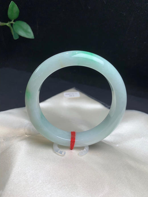 612723，56.2飘阳绿手镯，底妆很细腻，带浅绿底色，几处飘阳绿色 商品图1