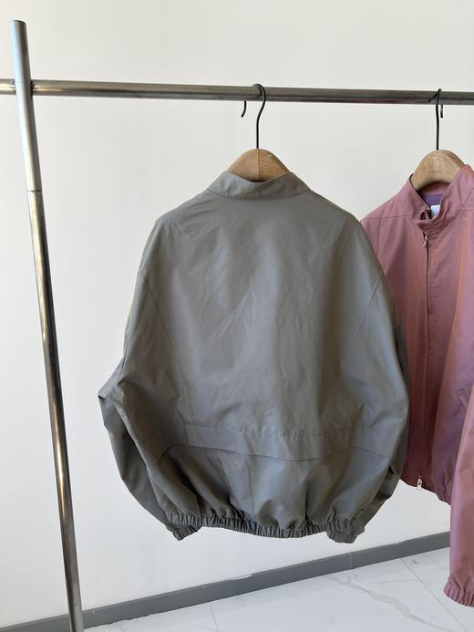 新款街头潮范，纯原单男款夹克，这两年流行的街头风，帅气有型，稍微有点宽松，不夸张，但是包容性很强，面料自带关泽感，很高级，胸前多兜装饰，实用性也很强,很适合秋季出行！ 商品图8