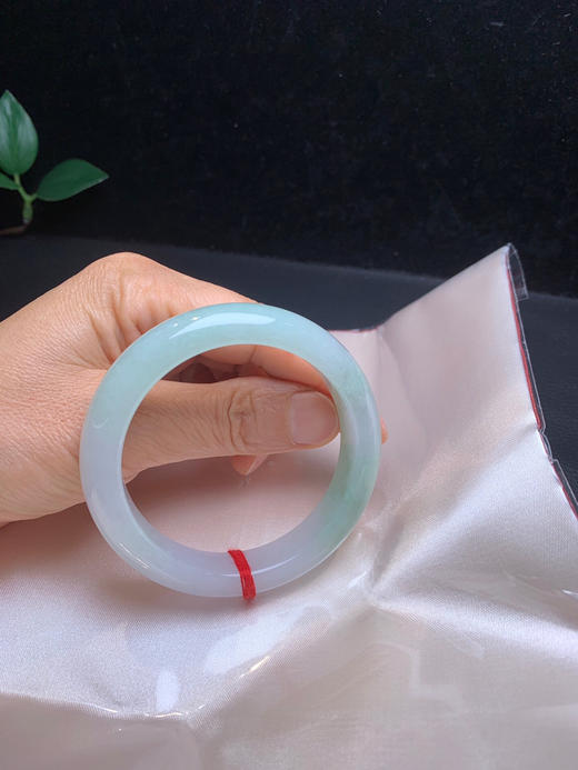 612728，54 淡果绿正圈手镯、底妆细 一大半带浅绿底色 清新干净 商品图5