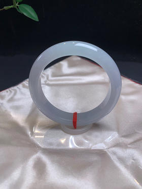 612729，55.5 淡紫罗兰手镯，整圈隐隐约约带些紫底，整条润润的，干净清新淡雅