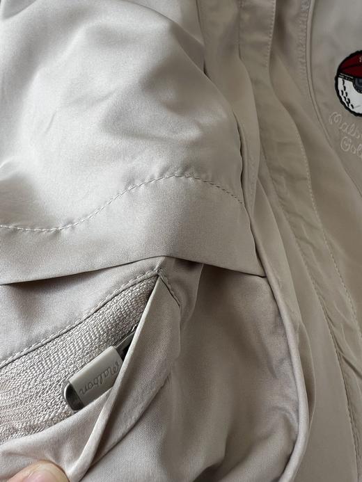 韩国🇰🇷高er夫malbon款外套，这款是经典拉链设计，穿脱更方便，胸前logo点缀，超精致，后背立体压胶LOGO工艺，超级上档次，底摆处有抽绳、根据不同的环境需要，随时疏松拉紧抽绳，超洋气🌷 商品图5