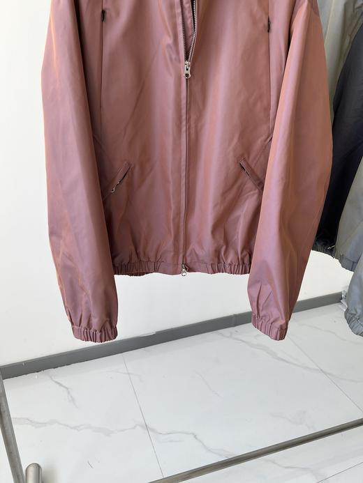 新款街头潮范，纯原单男款夹克，这两年流行的街头风，帅气有型，稍微有点宽松，不夸张，但是包容性很强，面料自带关泽感，很高级，胸前多兜装饰，实用性也很强,很适合秋季出行！ 商品图2