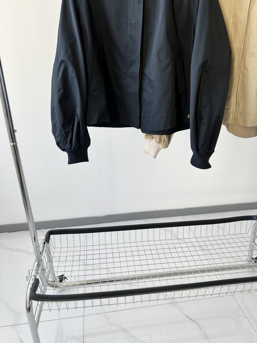 25春款，原单风衣，超级精致的小短款，设计感满满，棉质风衣，面料有质感，挺括有型，内里干净的包边设计，超级上档次，下摆可以抽绳，针织防风袖口，减龄实用，数量不多！ 商品图2