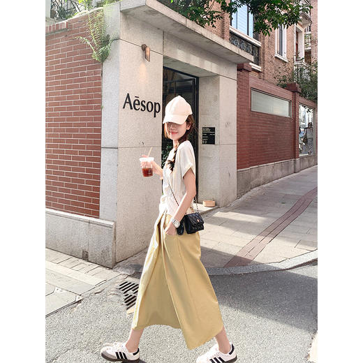 <曾小咸推荐>卡其色半身裙杏色下摆开叉短袖T恤 商品图3