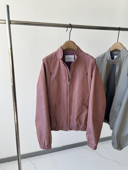 新款街头潮范，纯原单男款夹克，这两年流行的街头风，帅气有型，稍微有点宽松，不夸张，但是包容性很强，面料自带关泽感，很高级，胸前多兜装饰，实用性也很强,很适合秋季出行！ 商品图0