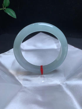 612726，56.7冰晴底手镯、整体冰冰润润的，清新细腻，很秀气