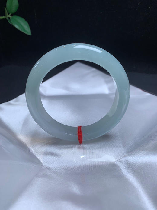 612726，56.7冰晴底手镯、整体冰冰润润的，清新细腻，很秀气 商品图0