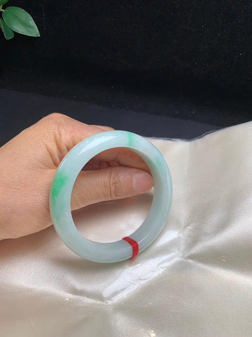 612723，56.2飘阳绿手镯，底妆很细腻，带浅绿底色，几处飘阳绿色 商品图5