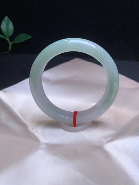 612728，54 淡果绿正圈手镯、底妆细 一大半带浅绿底色 清新干净