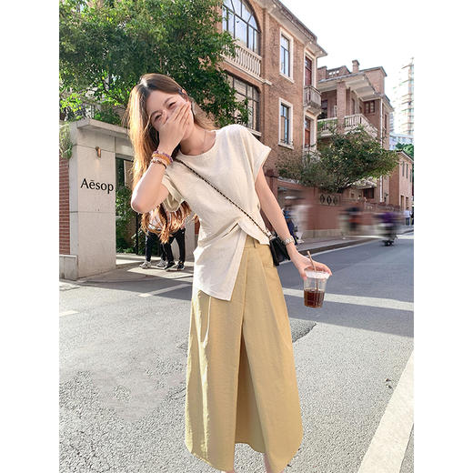 <曾小咸推荐>卡其色半身裙杏色下摆开叉短袖T恤 商品图1