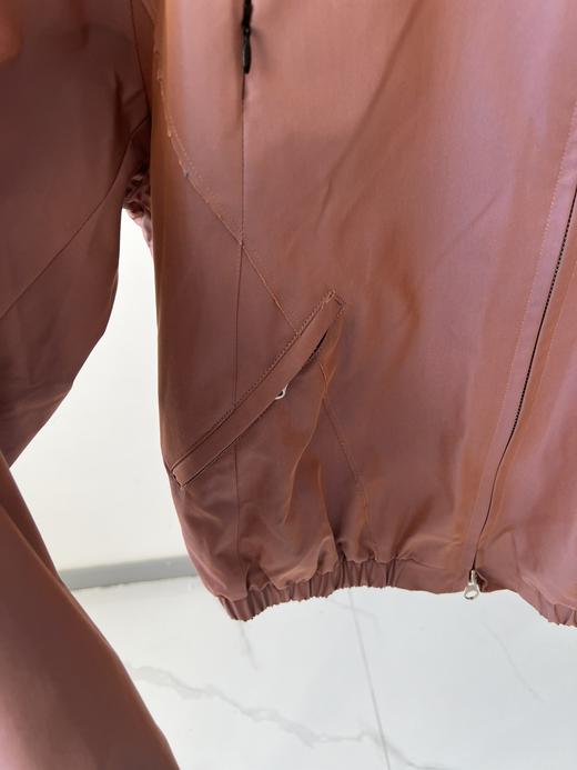 新款街头潮范，纯原单男款夹克，这两年流行的街头风，帅气有型，稍微有点宽松，不夸张，但是包容性很强，面料自带关泽感，很高级，胸前多兜装饰，实用性也很强,很适合秋季出行！ 商品图4