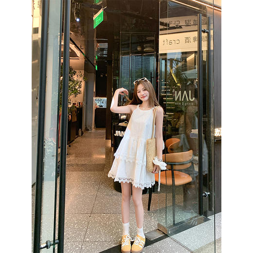 <曾小咸推荐>甜美白色挂脖下摆蕾丝边连衣裙 商品图2