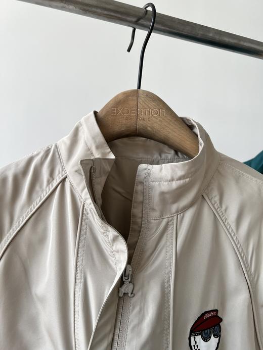 韩国🇰🇷高er夫malbon款外套，这款是经典拉链设计，穿脱更方便，胸前logo点缀，超精致，后背立体压胶LOGO工艺，超级上档次，底摆处有抽绳、根据不同的环境需要，随时疏松拉紧抽绳，超洋气🌷 商品图4