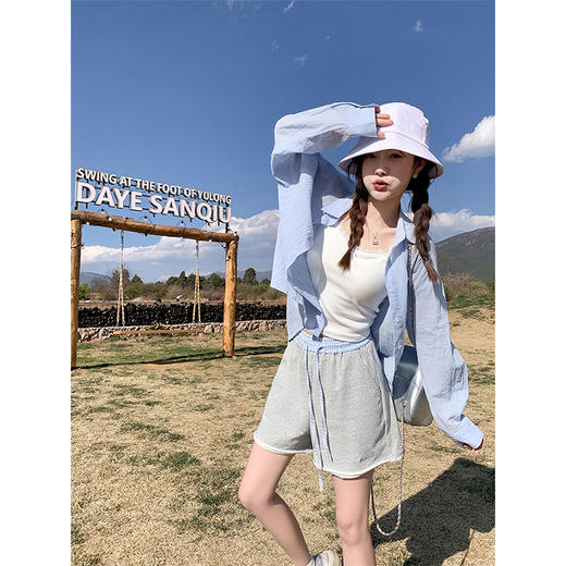 <曾小咸推荐>设计感灰色撞蓝格腰头短裤休闲裤 商品图0