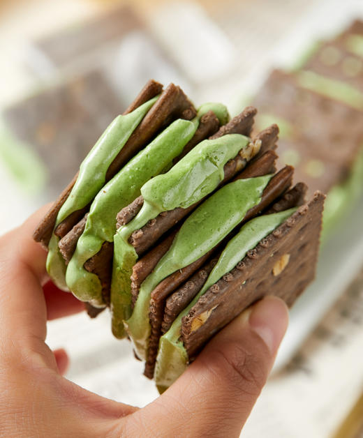 牛轧饼届新作🎁可可×开心果暴击💥台式古早手艺 用料贼扎实！ 甜原柿吉可可开心果酱牛轧饼干满满开心果酱牛轧🍪软糯有嚼劲！不齁也不腻 松软且奶香味浓厚！ 商品图4