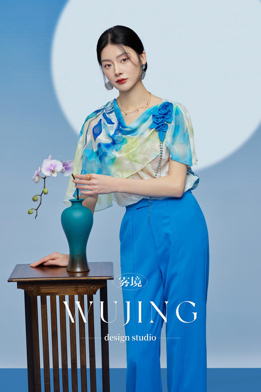 3205129 琉璃蓝梦 重磅剪花纹理印花料上衣 雾境 商品图3