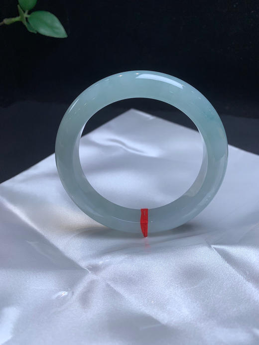 612734，56.5冰晴底手镯，整体冰冰润润的，清新细腻，很秀气 商品图0