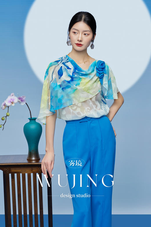 3205129 琉璃蓝梦 重磅剪花纹理印花料上衣 雾境 商品图0