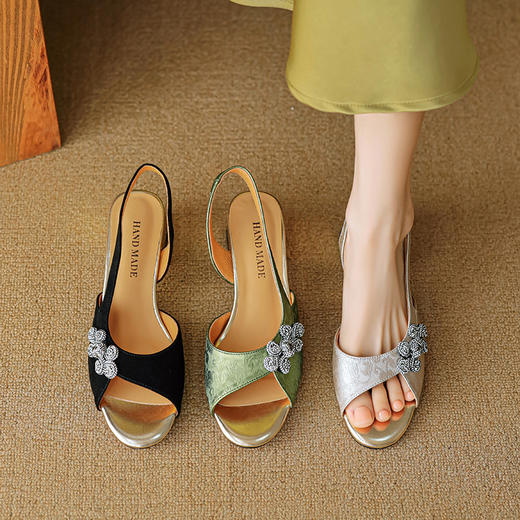 YLY&AA1277绝美新中式复古盘扣鱼嘴一字带凉鞋2025年夏季配旗袍粗跟露趾女鞋 商品图1