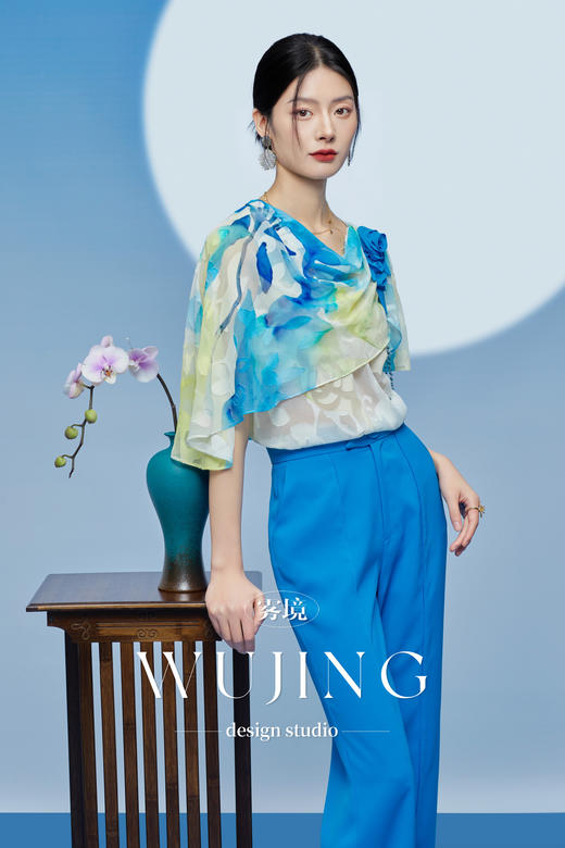 3205129 琉璃蓝梦 重磅剪花纹理印花料上衣 雾境 商品图1