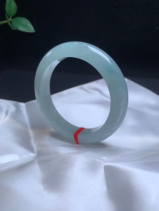 612734，56.5冰晴底手镯，整体冰冰润润的，清新细腻，很秀气 商品图3
