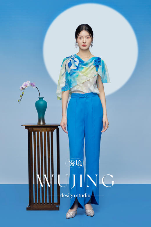 3205129 琉璃蓝梦 重磅剪花纹理印花料上衣 雾境 商品图4