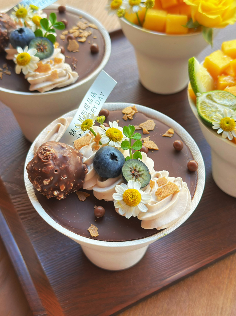 销冠阿华田手握蛋糕杯