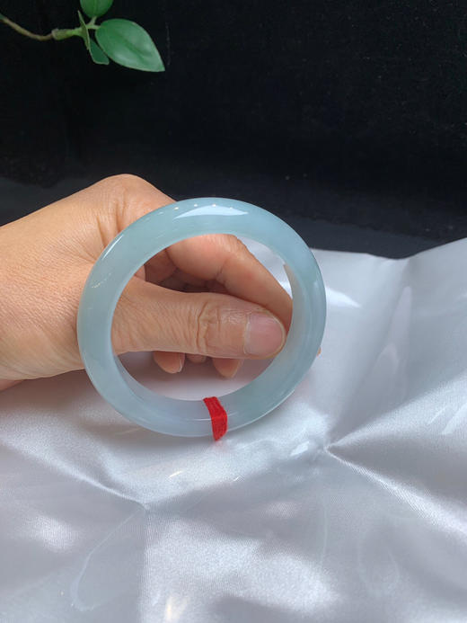 612733，55.8冰晴底手镯、整体冰冰润润的，清新细腻，很秀气 商品图5