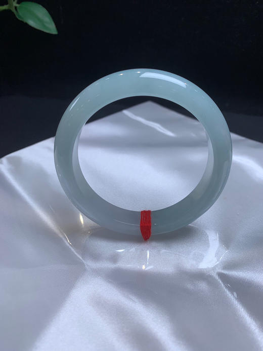 612733，55.8冰晴底手镯、整体冰冰润润的，清新细腻，很秀气 商品图3