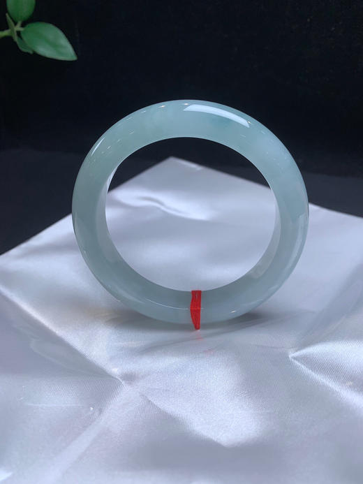 612734，56.5冰晴底手镯，整体冰冰润润的，清新细腻，很秀气 商品图1