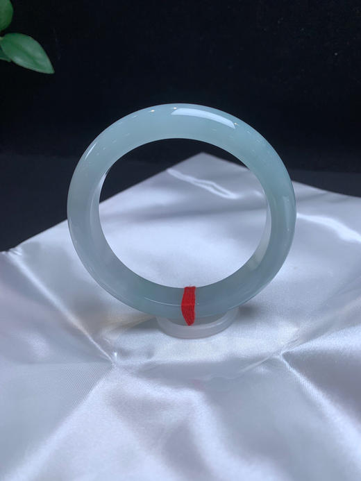 612733，55.8冰晴底手镯、整体冰冰润润的，清新细腻，很秀气 商品图1