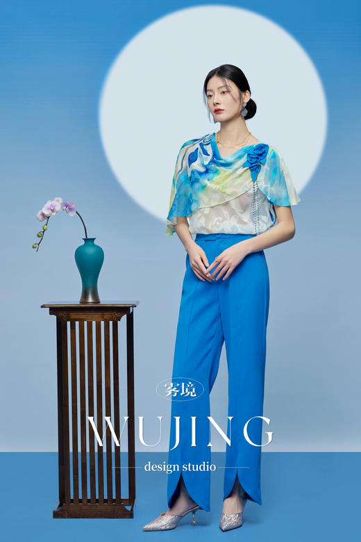 3205129 琉璃蓝梦 重磅剪花纹理印花料上衣 雾境 商品图5