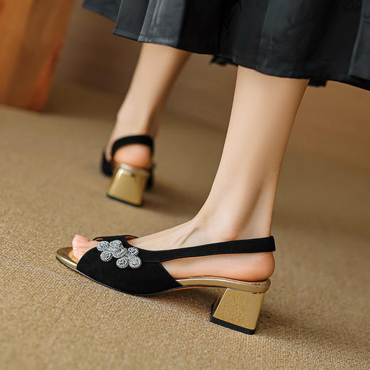 YLY&AA1277绝美新中式复古盘扣鱼嘴一字带凉鞋2025年夏季配旗袍粗跟露趾女鞋 商品图3