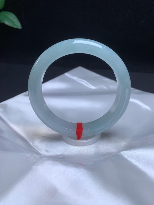 612733，55.8冰晴底手镯、整体冰冰润润的，清新细腻，很秀气 商品图2