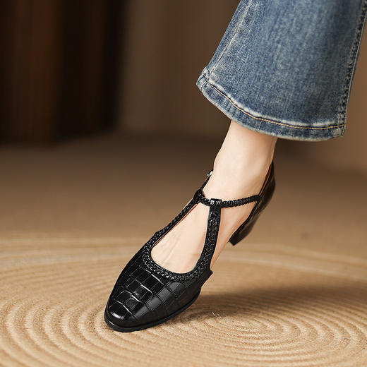 【预售5天】法式复古包头凉鞋女新款夏真皮尖头交叉带中空单鞋低跟小皮鞋LD&7364 商品图4