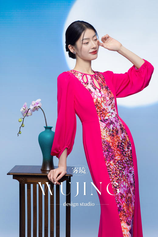 3205100 瑰意玫粉 进口纹理蜂窝缎连衣裙 雾境 商品图1