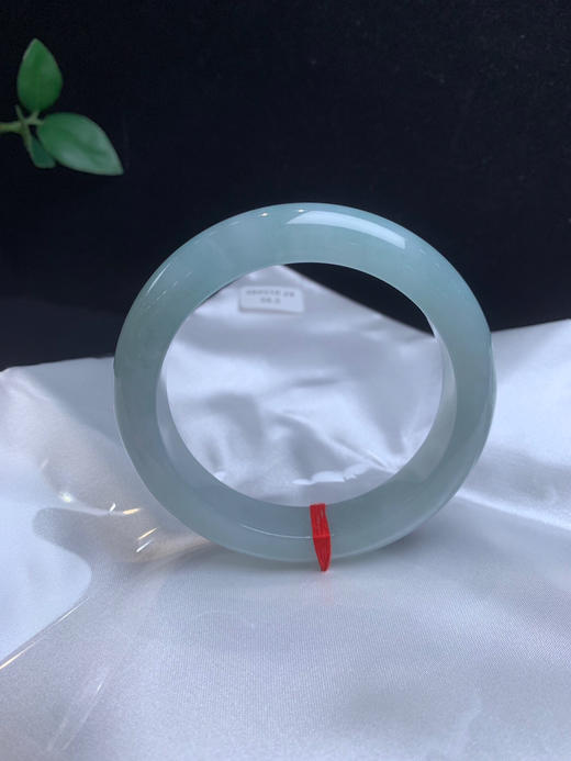 612734，56.5冰晴底手镯，整体冰冰润润的，清新细腻，很秀气 商品图2