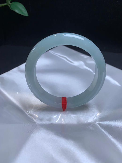 612733，55.8冰晴底手镯、整体冰冰润润的，清新细腻，很秀气 商品图0