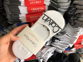 正品CK女士船袜隐形袜 后跟带硅胶！多色混发，基本保证颜色不重复，以黑色 灰色 白色为主。
尺码35-40，一组六双颜色随机