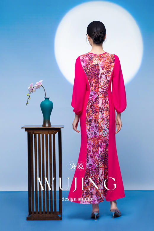 3205100 瑰意玫粉 进口纹理蜂窝缎连衣裙 雾境 商品图5