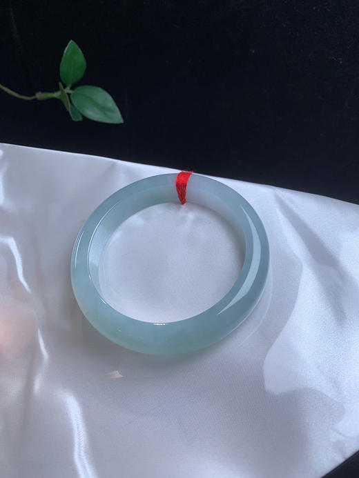 612733，55.8冰晴底手镯、整体冰冰润润的，清新细腻，很秀气 商品图4