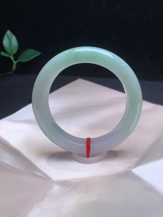 612735，56.5浅绿底手镯，大半圈带绿底，清爽干净 商品图1
