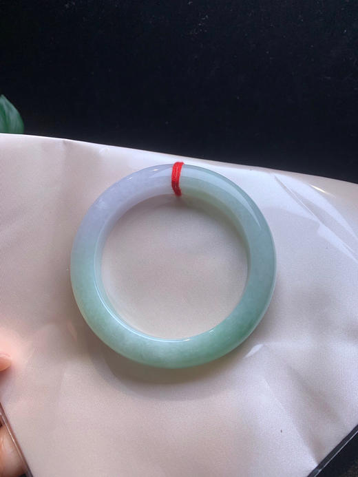 612735，56.5浅绿底手镯，大半圈带绿底，清爽干净 商品图4