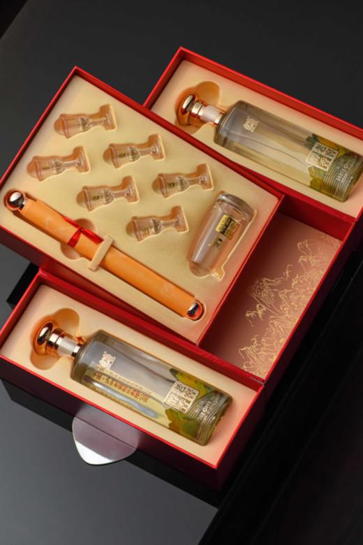 🌈端午献礼❗低至1.8折❗199💰抢【泸州老窖·老窖醇香和之美礼盒】 👉2瓶老窖纯粮酒➕原厂高品质一壶六杯➕当代艺术家☺️《江山秋兴图》画卷 商品图3