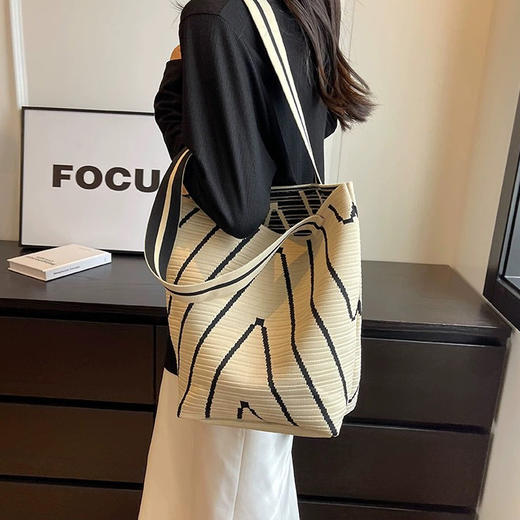 UYOKU 波浪纹针织单肩包 百搭大容量 手提通勤水桶女包 4色可选 商品图1