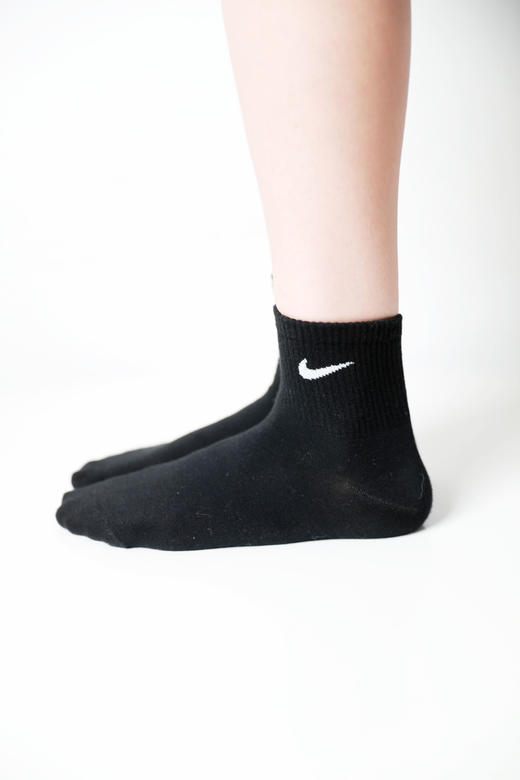 透气又好穿，黑色短筒运动袜子。情侣款基础软底透气袜子C042168 商品图9