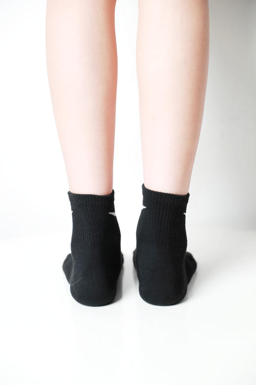 透气又好穿，黑色短筒运动袜子。情侣款基础软底透气袜子C042168 商品图11