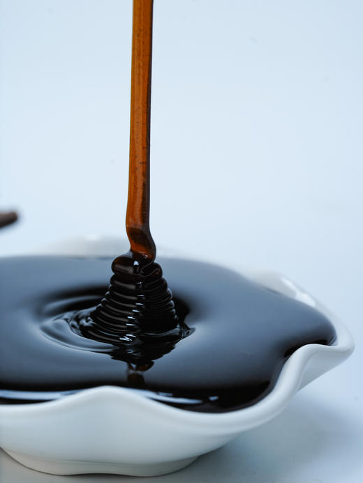 云南高山米团花黑蜜，珍稀药蜜，颜色黑如墨汁，粘稠细腻，闻有野花香，食之甜入心脾。500g 商品图4