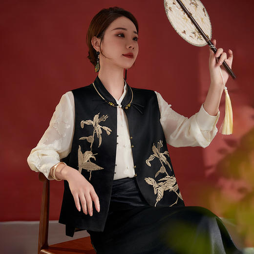 丁摩 春秋新中式国风盘扣刺绣马甲女高级感百搭醋酸马夹外套5ZF-8286 商品图1