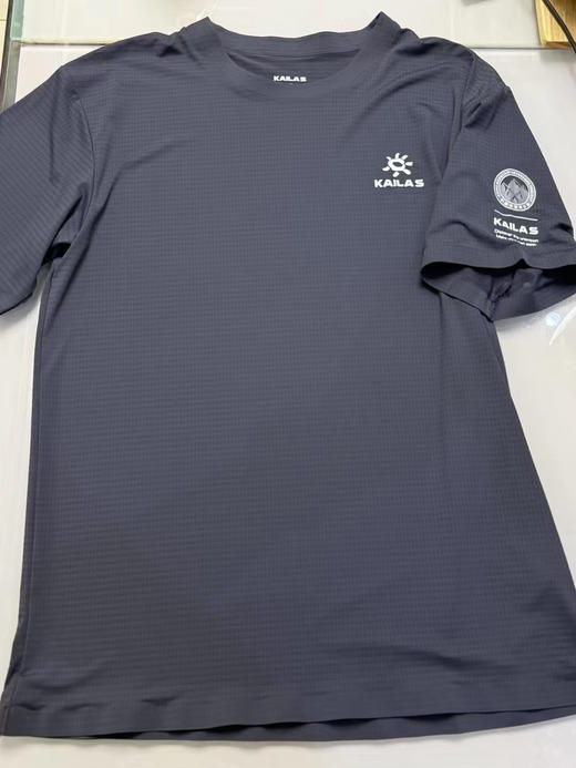 正品凯乐石国家未来登山计划，专业级短袖
领口，袖口，下摆，全压胶！！
双面针织面料，极速干爽，超级舒服，
外层点状透气孔，内层亲肤柔软贴身
尺码 m-xxl 商品图1